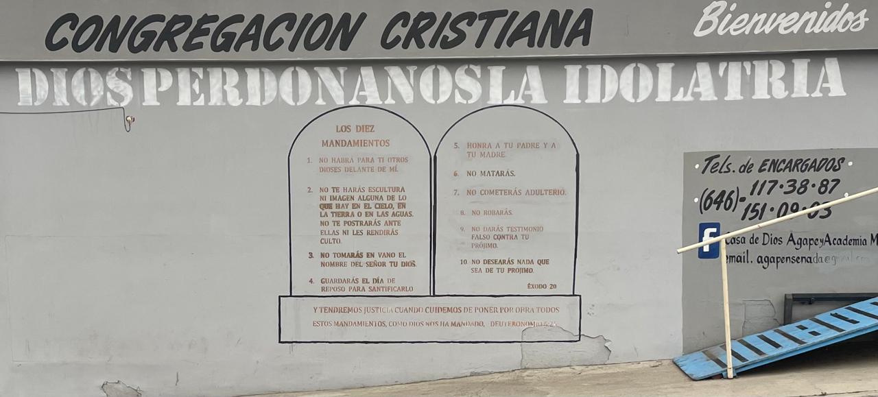 Fachada de la iglesia con los Diez Mandamientos pintados