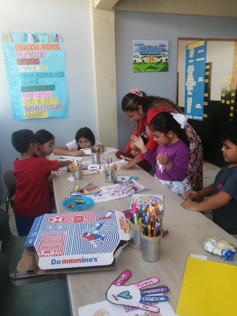 Niños en taller creativo