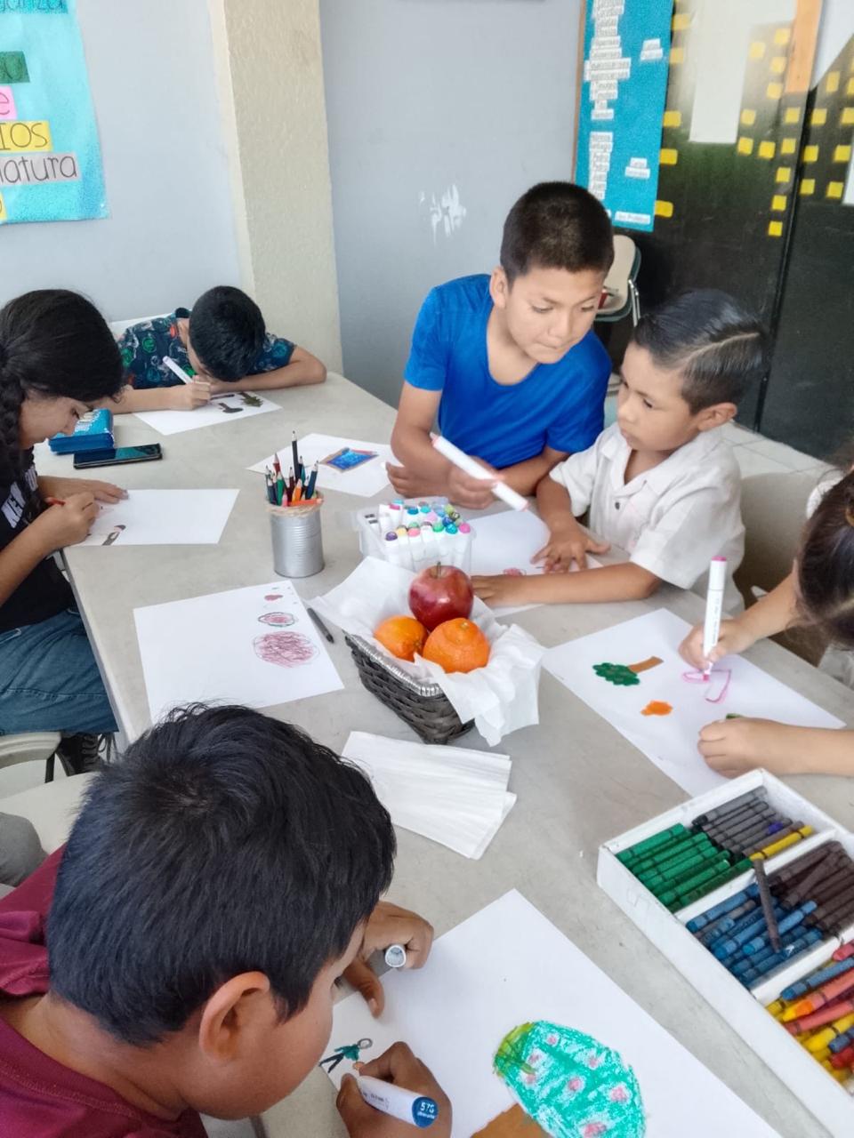 Niños dibujando en clase
