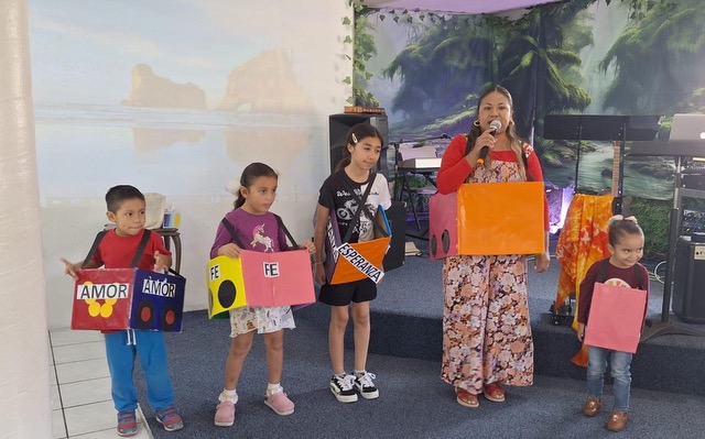 Niños presentando Fe, Esperanza y Amor